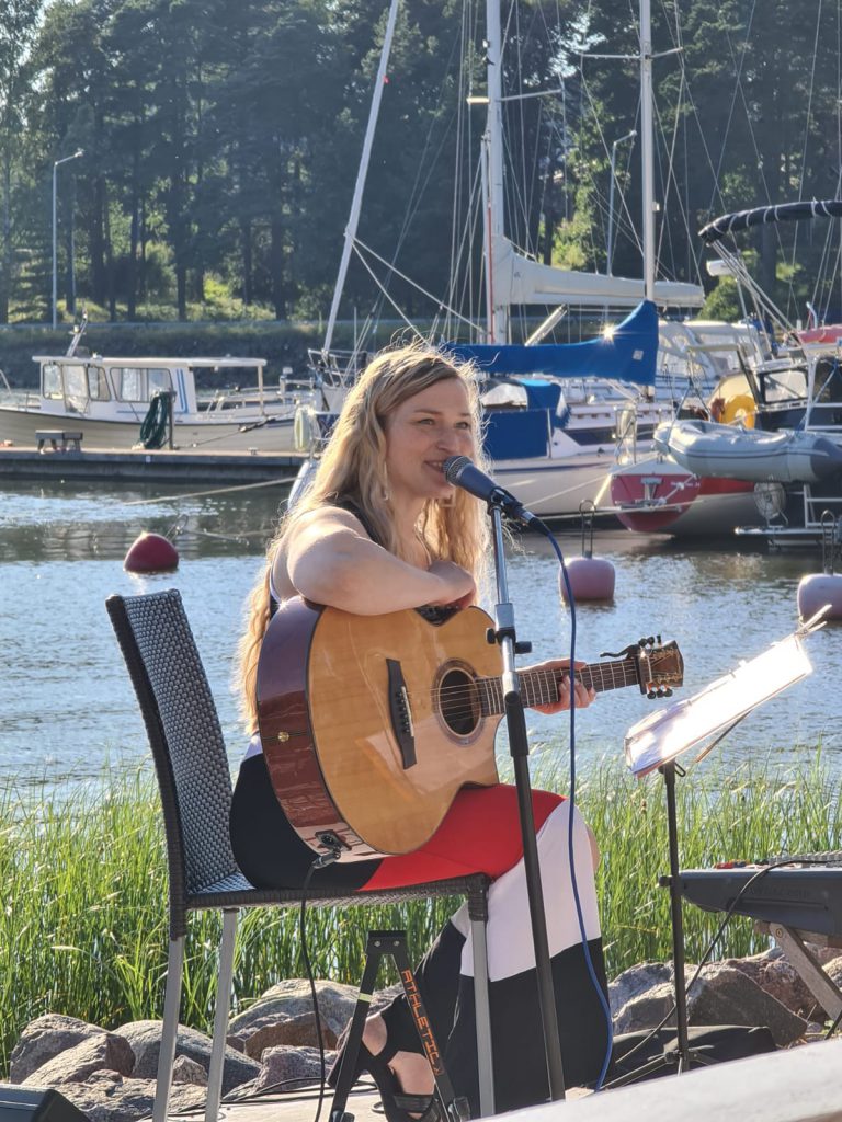 Aiki performing in Caffe Purje